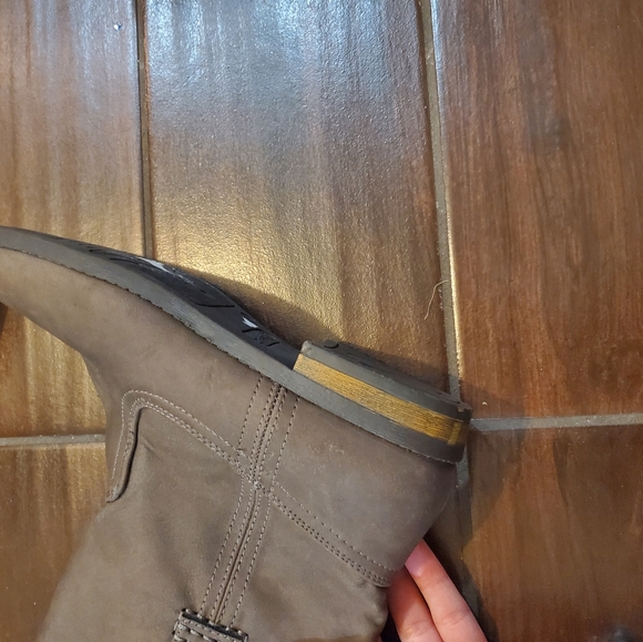 3 pairs of boots, one on right new size 6.5 , middle small heel 6.5 , le… - Picture 7 of 7